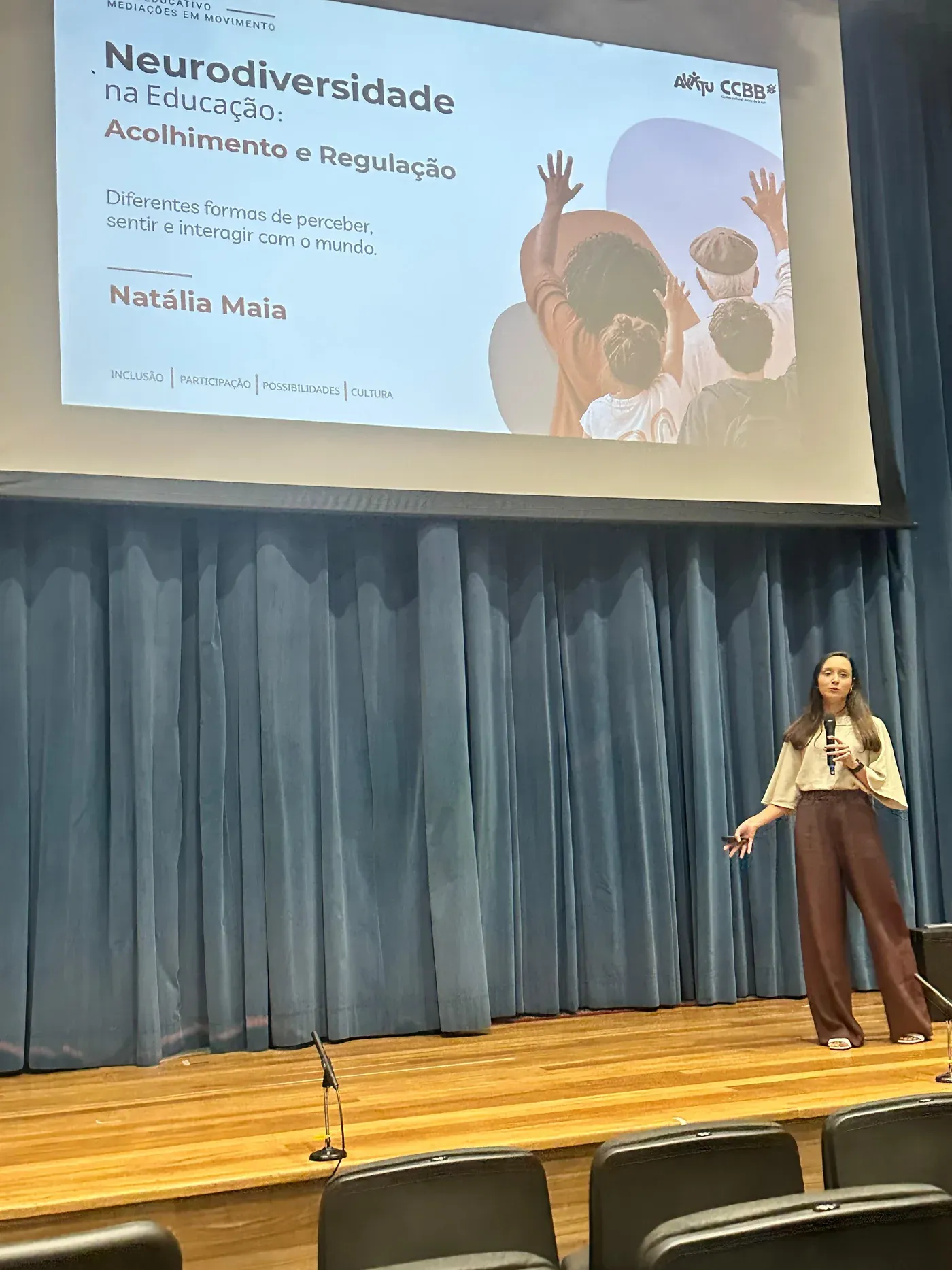 Natália Maia abrindo o treinamento, com o slide 'Neurodiversidade na Educação: Acolhimento e Regulação'