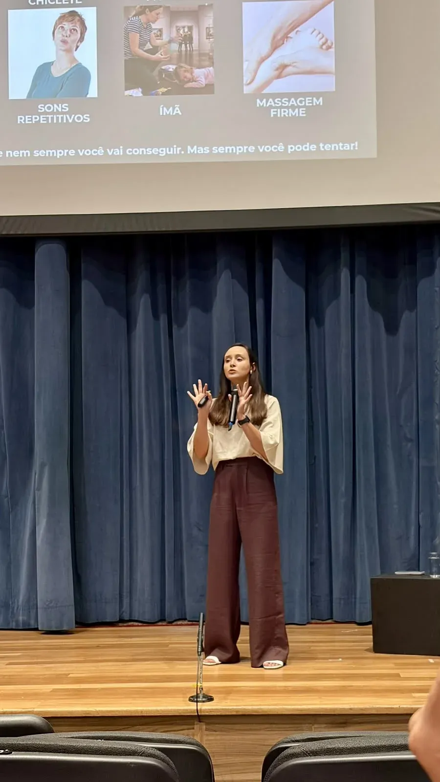 Natália Maia explicando estratégias sensoriais durante o treinamento
